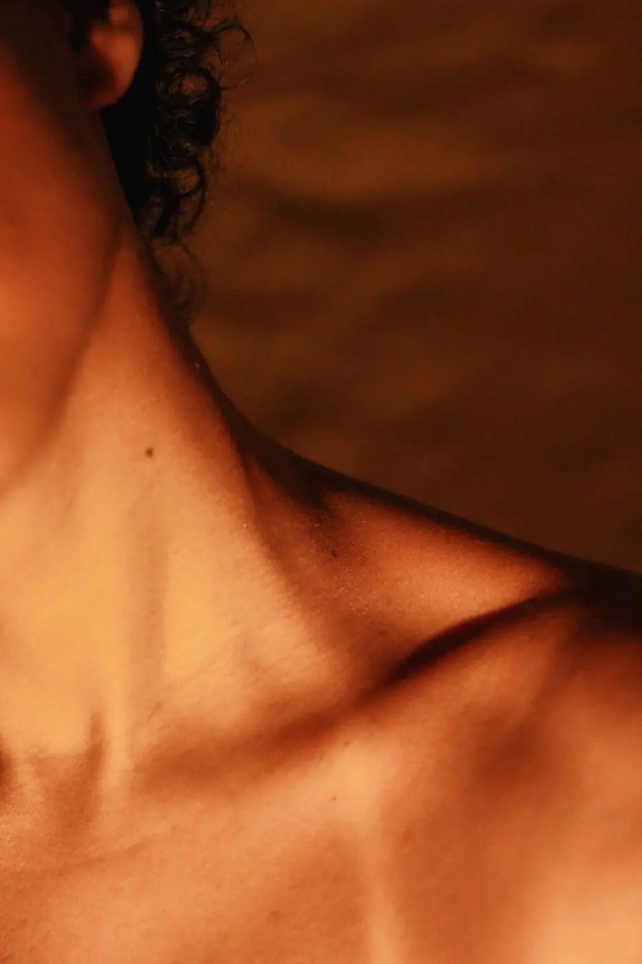Cou et clavicule hâlés dans une lumière chaude (photo d’ambiance)